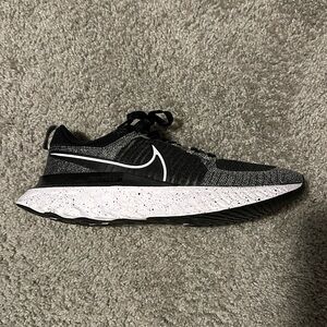 Nike Men’s React Infinity Flyknit 12 running shoes